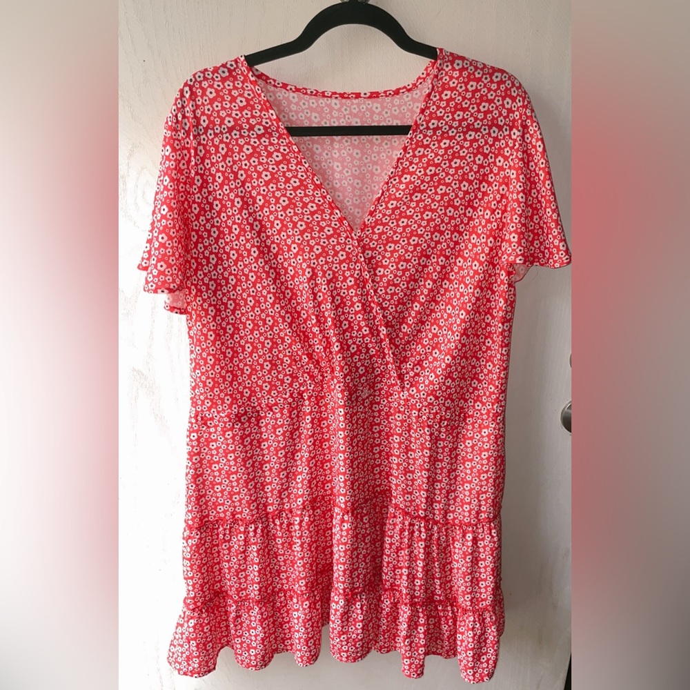 This is a beautiful flowy dress perfect for spring and summer!